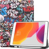 Apple iPad 7 10.2 (2019) Hoes - Mobigear - Tri-Fold Pencilholder Serie - Kunstlederen Bookcase - grafitti - Hoes Geschikt Voor Apple iPad 7 10.2 (2019)