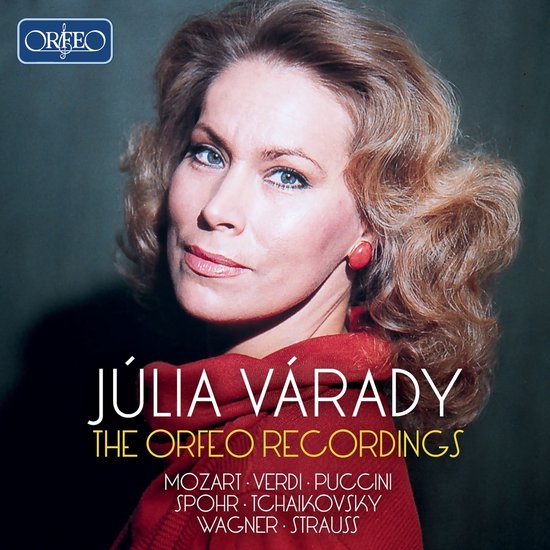 Júlia Váradi, artiest, op de hoes van "The Orfeo Recordings". Ze draagt een rode sjaal en rode oorbellen.