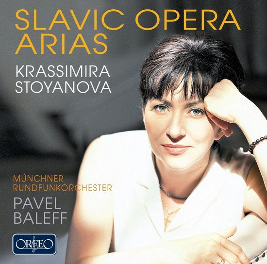 Portret van Krassimira Stoyanova, zangeres, met "SLAVIC OPERA ARIAS" en "KRASSIMIRA STOYANOVA" in gele letters.