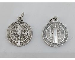 Medaille van Hlg. Benedictus Zilverkleurig 1,9 x 1,9 cm