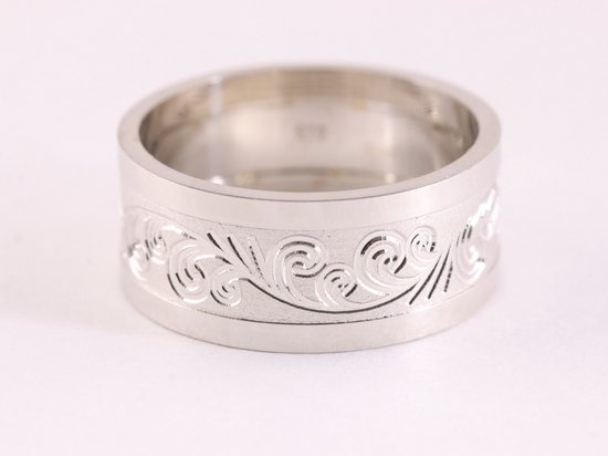 Brede zilveren ring met fantasiegravering - maat 21.5