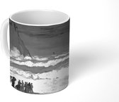 Mok - Ruige zee bij Etretat - Schilderij van Claude Monet in zwart/wit. - 350 ML - Beker - Uitdeelcadeautjes
