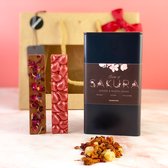 Theepakket cadeau - Thee & chocolade - 150 gram kersenthee (± 50 kopjes thee) - 2 chocolade bars