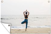 Tuinposters buiten Een vrouw op strand die aan yoga doet - 90x60 cm - Tuindoek - Buitenposter