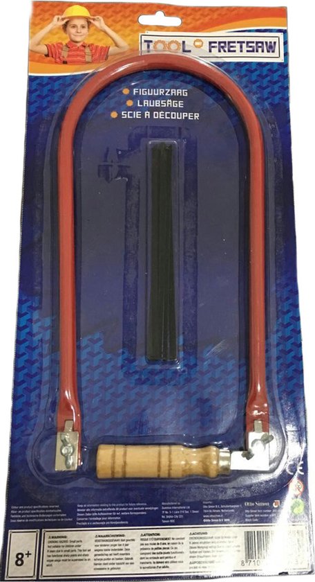 Een figuurzaag in verpakking, met een rode beugel, houten handvat en reserve zaagjes. Tekst: 'TOOL FRETSAW'.