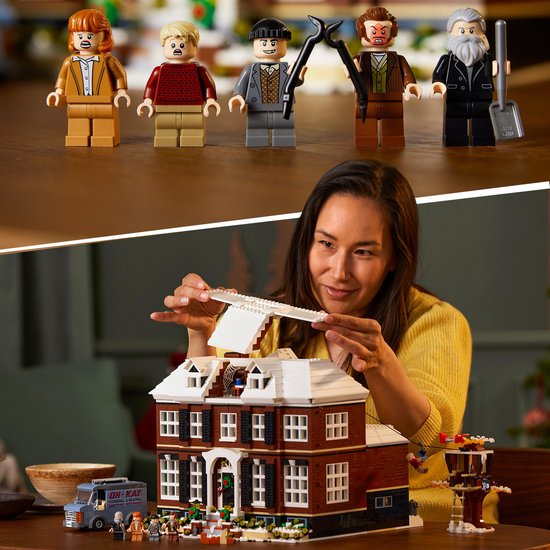 Vrouw bouwt aan een LEGO huis. Boven deze vrouw staan LEGO figuren.