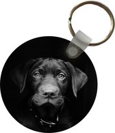 Sleutelhanger - Close-up labrador puppy tegen zwarte achtergrond in zwart-wit - Plastic - Rond - Uitdeelcadeautjes