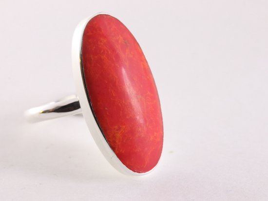 Langwerpige zilveren ring met rode koraal steen