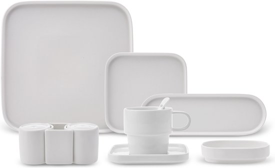 Ensemble de petit-déjeuner/service Karaca Cubique blanc avec diverses assiettes, une tasse et une soucoupe, et des salières et poivrières.