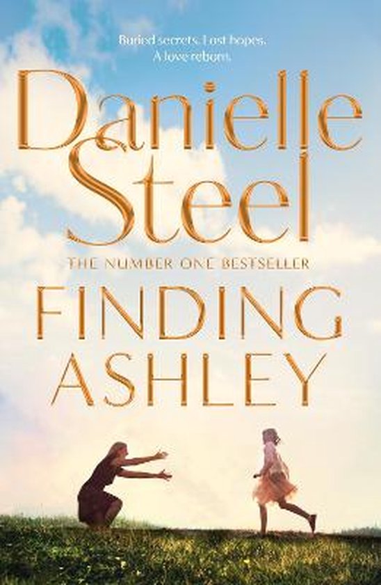 Boekhoes van 'Finding Ashley' van Danielle Steel. Twee vrouwen, een moeder en kind, op een grasveld.