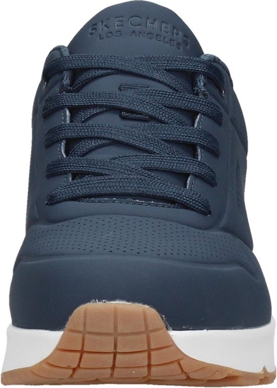 Voorkant blauwe Skechers sneaker met veters en witte zool met bruine voorkant.