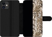 Bookcase Geschikt voor iPhone 11 telefoonhoesje - Slang - Dierenprint - Bruin - Met vakjes - Wallet case met magneetsluiting