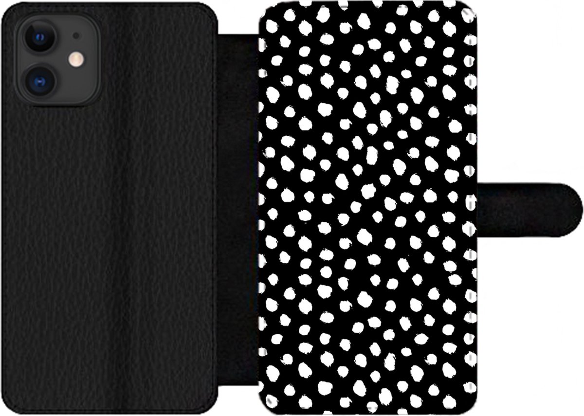 Telefoonhoesje Geschikt voor iPhone 11 telefoonhoesje - Stippen - Zwart - Wit - Met vakjes - Wallet case met magneetsluiting
