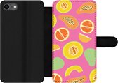 Bookcase Geschikt voor iPhone SE 2020 telefoonhoesje - Fruit - Patronen - Roze - Met vakjes - Wallet case met magneetsluiting