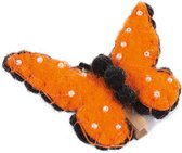 Een schattige handgemaakte oranje vlinder op een miniwasknijper. Bovenop de licht opgevulde vlinder zijn kleine witte parelknoopjes te zien. Voor verschillende doeleinden te gebrui