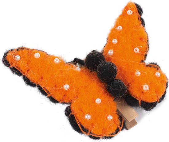 Een schattige handgemaakte oranje vlinder op een miniwasknijper. Bovenop de licht opgevulde vlinder zijn kleine witte parelknoopjes te zien. Voor verschillende doeleinden te gebruiken. Leuke decoratie tijdens koningsdag. Voor uzelf of Bestel Een Kado