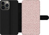 Bookcase Geschikt voor iPhone 13 Pro telefoonhoesje - Stippen - Wit - Roze - Met vakjes - Wallet case met magneetsluiting