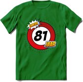 81 Jaar Hoera Verkeersbord T-Shirt | Grappig Verjaardag Cadeau | Dames - Heren | - Donker Groen - XXL