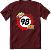 98 Jaar Hoera Verkeersbord T-Shirt | Grappig Verjaardag Cadeau | Dames - Heren | - Burgundy - S