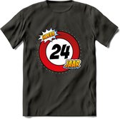 24 Jaar Hoera Verkeersbord T-Shirt | Grappig Verjaardag Cadeau | Dames - Heren | - Donker Grijs - L