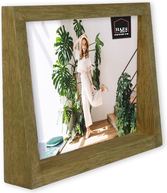 Houten fotolijst met rustieke bruine afwerking. Bevat een foto van een lachende vrouw met strooien hoed.