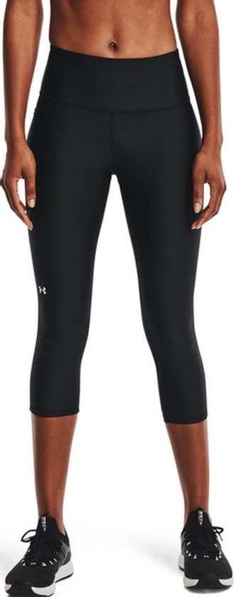 Zwarte Under Armour capri sportbroek met Under Armour logo op linkerbeen, gedragen door een vrouw.
