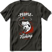 Cool People Do Fishing - Vissen T-Shirt | Rood | Grappig Verjaardag Vis Hobby Cadeau Shirt | Dames - Heren - Unisex | Tshirt Hengelsport Kleding Kado - Donker Grijs - M