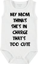 Baby Rompertje met tekst 'My mom thinks she's in charge, thats too cute' | mouwloos l | wit zwart | maat 62/68 | cadeau | Kraamcadeau | Kraamkado