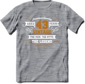 43 Jaar Legend T-Shirt | Goud - Wit | Grappig Verjaardag en Feest Cadeau Shirt | Dames - Heren - Unisex | Tshirt Kleding Kado | - Donker Grijs - Gemaleerd - XL