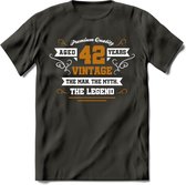42 Jaar Legend T-Shirt | Goud - Wit | Grappig Verjaardag en Feest Cadeau Shirt | Dames - Heren - Unisex | Tshirt Kleding Kado | - Donker Grijs - XXL