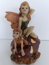 Elfen beeldje trollen elfje met kindje op een paddenstoel van H.Originals  17x12x12 cm