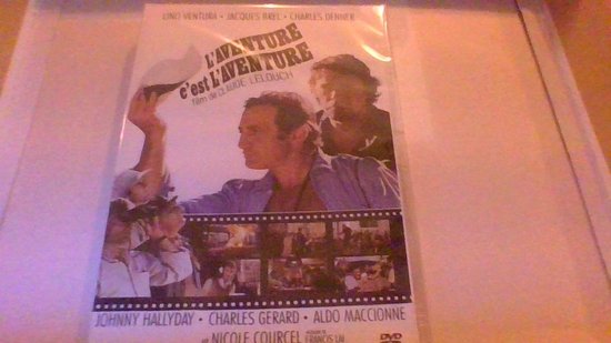 Voorzijde van een DVD-hoes met een illustratie van een man met een hoed, met tekst L'AVENTURE c'est L'AVENTURE.