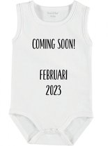 Baby Rompertje met tekst 'Coming soon Februari 2023 ' | mouwloos l | wit zwart | maat 50/56 | cadeau | Kraamcadeau | Kraamkado