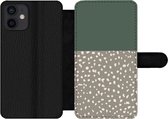 Bookcase Geschikt voor iPhone 12 telefoonhoesje - Stip - Groen - Patronen - Met vakjes - Wallet case met magneetsluiting