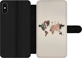 Bookcase Geschikt voor iPhone XS Max telefoonhoesje - Wereldkaart - Hout - Bruin - Met vakjes - Wallet case met magneetsluiting