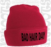 BAD HAIR DAY muts - Rood (zwarte tekst) - Beanie - One Size  - Unisex - Grappige teksten - Quotes - Kwoots - Wintersport - Aprés ski muts - Overkomt iedereen - Voor zowel mannen al