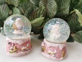 Set van 2 prachtige glitterbollen in oud-roze uitvoering eentje met santa en een met sneeuwpop