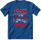 Love Is The Closest Thing To Magic - Valentijn T-Shirt | Grappig Valentijnsdag Cadeautje voor Hem en Haar | Dames - Heren - Unisex | Kleding Cadeau | - Donker Blauw - XXL