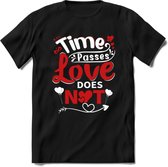 Time Passes Love Does Not - Valentijn T-Shirt | Grappig Valentijnsdag Cadeautje voor Hem en Haar | Dames - Heren - Unisex | Kleding Cadeau | - Zwart - XXL