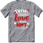 Time Passes Love Does Not - Valentijn T-Shirt | Grappig Valentijnsdag Cadeautje voor Hem en Haar | Dames - Heren - Unisex | Kleding Cadeau | - Donker Grijs - Gemaleerd - S