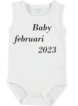 Baby Rompertje met tekst 'Baby februari 2023' | mouwloos l | wit zwart | maat 62/68 | cadeau | Kraamcadeau | Kraamkado