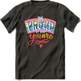 Be Proud Of Who You Are | Pride T-Shirt | Grappig LHBTIQ+ / LGBTQ / Gay / Homo / Lesbi Cadeau Shirt | Dames - Heren - Unisex | Tshirt Kleding Kado | - Donker Grijs - L