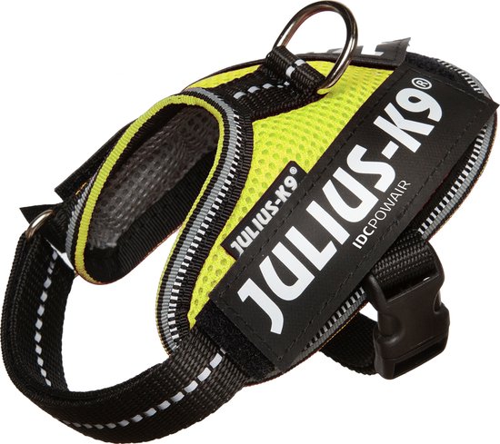 Een neon geel Julius-K9 IDC®Powair harnas met zwarte banden en reflecterende strepen, schuin van voren bekeken.