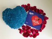 Gustiana Liefdespakket - i Love Milka Chocolade + Hart kussen Petrol Blauw 25cm