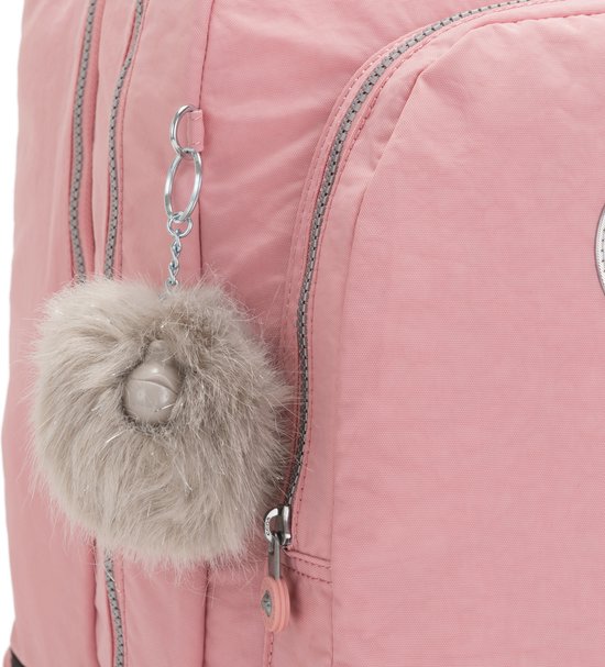 Détail d'un sac à dos Kipling rose avec porte-clés gris moelleux et fermetures éclair.