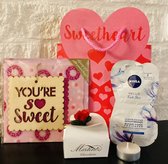 Valentijn geschenkset Sweet | Valentijngeschenk in tas | Valentijnskaart | Valentijncadeau voor hem / haar