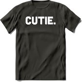 Cutie - Valentijn T-Shirt | Grappig Valentijnsdag Cadeautje voor Hem en Haar | Dames - Heren - Unisex | Kleding Cadeau | - Donker Grijs - XL