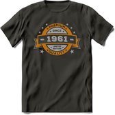 Premium Since 1961 T-Shirt | Goud - Zilver | Grappig Verjaardag Kleding Cadeau Shirt | Dames - Heren - Unisex Tshirt | - Donker Grijs - L