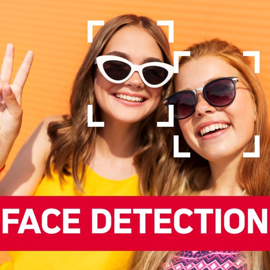Twee lachende tienermeisjes met zonnebrillen, terwijl gezichtsdetectie is ingeschakeld.