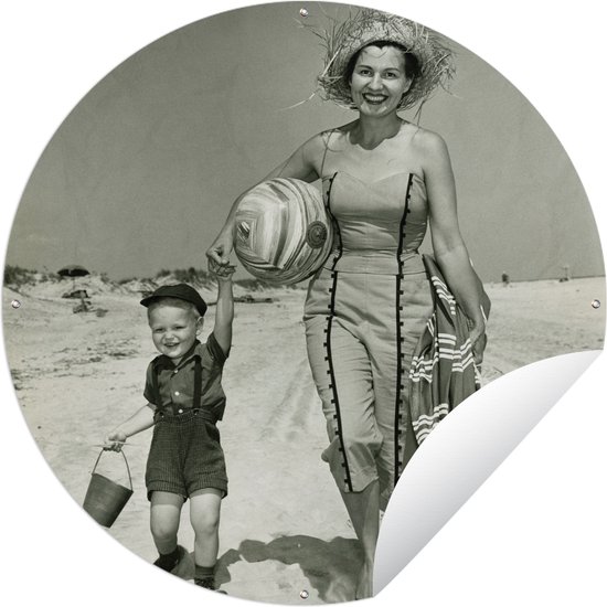 Tuincirkel Vintage portret van een moeder en zoon op het strand in zwart-wit - 90x90 cm - Ronde Tuinposter - Buiten